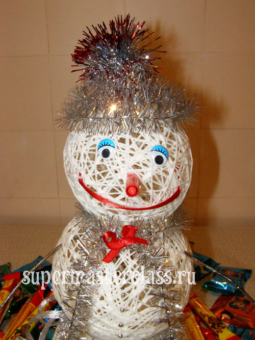 Snowman from threads: photo