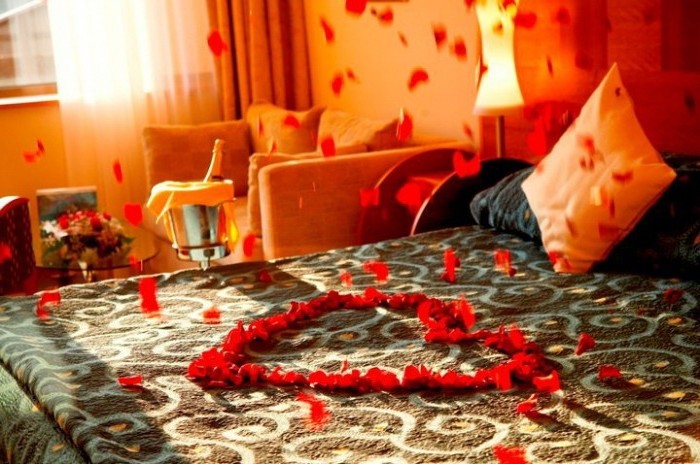 We decorate the bedroom by March 8: a heart of rose petals and champagne