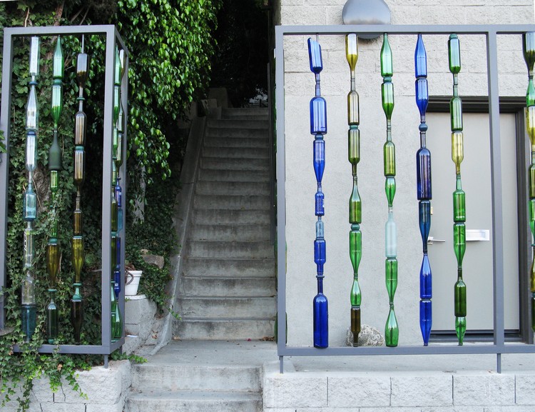 Декоративна ограда в страната от многоцветни бутилки