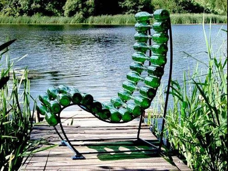 Необичаен стол на открито, изработен от метални и стъклени бутилки