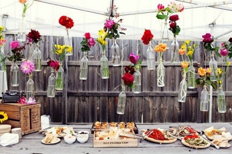Уличен декор на вила от висящи стъклени бутилки и цветя