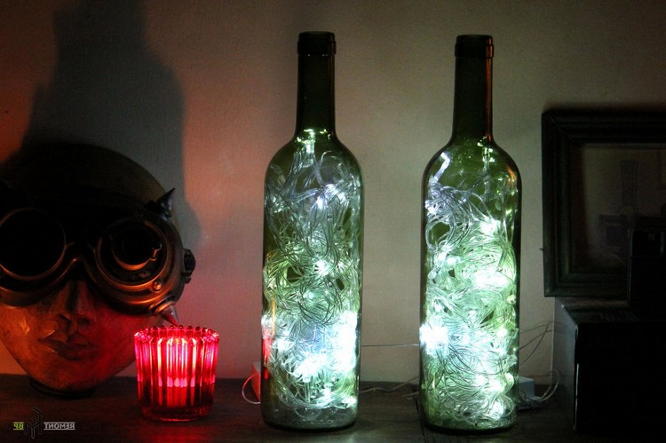 Оригинални светлини от гирлянд и стъклена бутилка