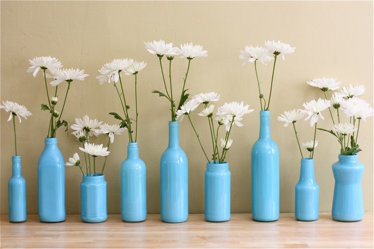 Сини вази от бутилки с различни форми и размери