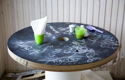 cívkový stůl s vrstvou břidlice