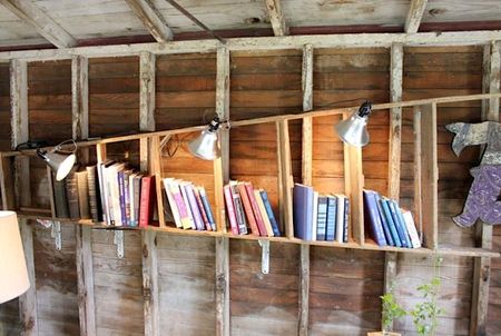 Стълби във вътрешността - лавица за книги