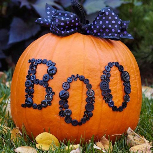 How to decorate a pumpkin with buttons: Halloween lettering