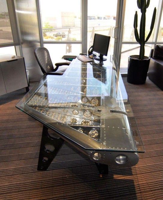 Kancelářský stůl v průmyslovém stylu jako křídlo