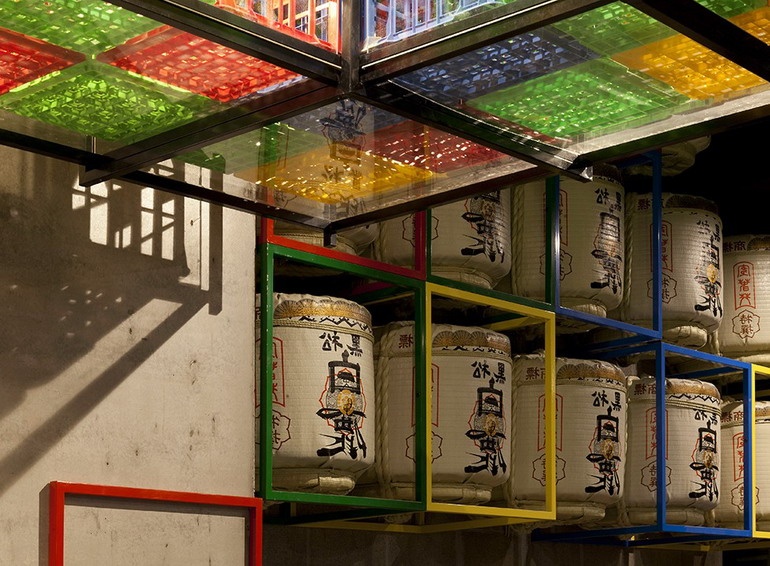 Японски мотиви и ярки цветове на суши бар
