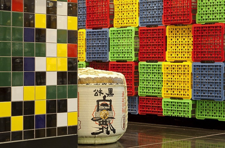 Пикселна графика върху плочки, японски елементи и ярки кутии