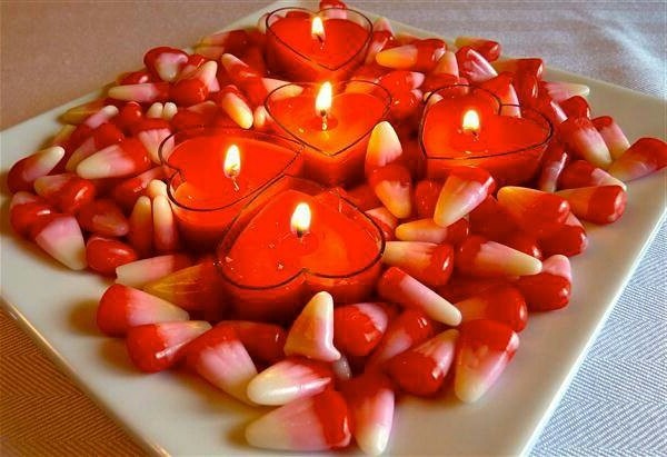 Velas en forma de corazones para la decoración del hogar el 14 de febrero