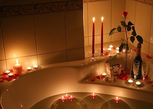Decoración de baño con velas de San Valentín