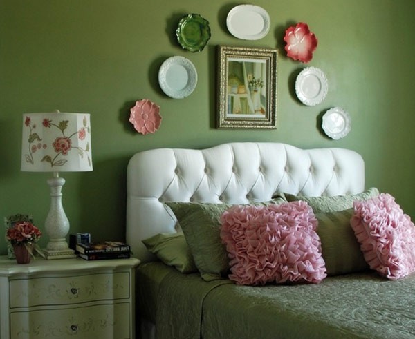 Decorative plates at the head of the bed in the bedroom
