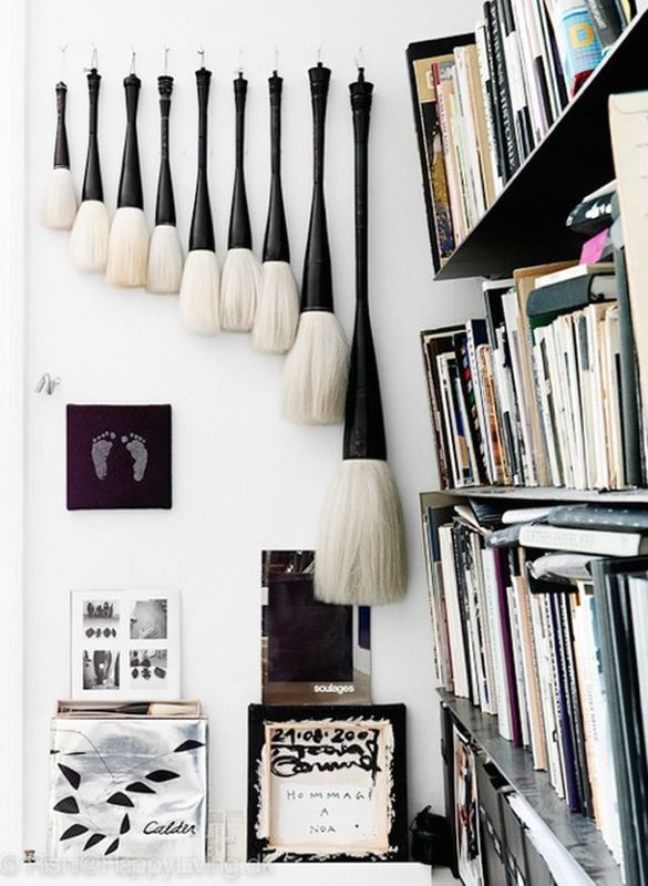 børster i det sorte og hvide interiør i kunstnerens studie