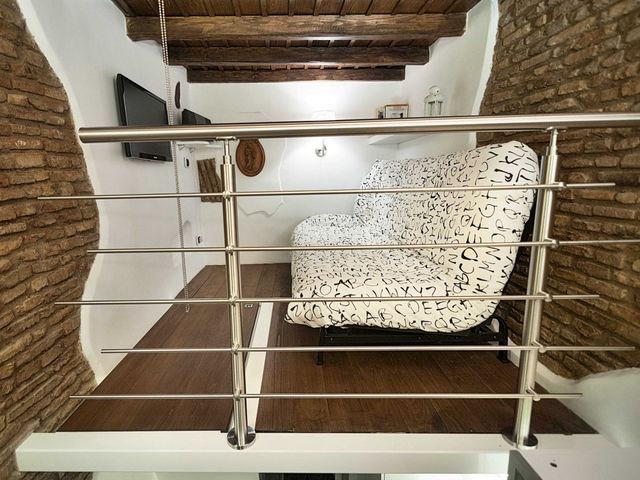 vnitřní ložnice-obývací pokoj malý byt 7 m2