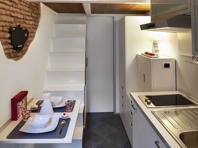 kuchyňský kout a stůl v malém apartmánu o rozloze 7 m²