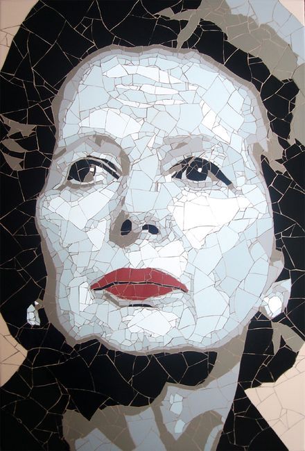 portrét Margaret Thatcherové - mozaika rozbitých dlaždic