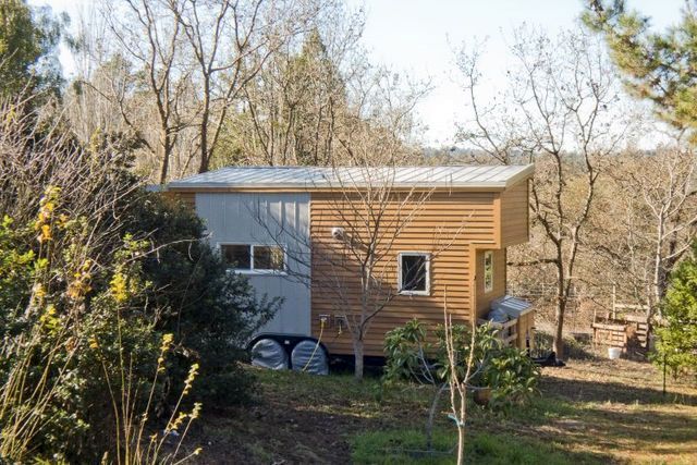 Exterior view of a summer house on wheels with your own hands