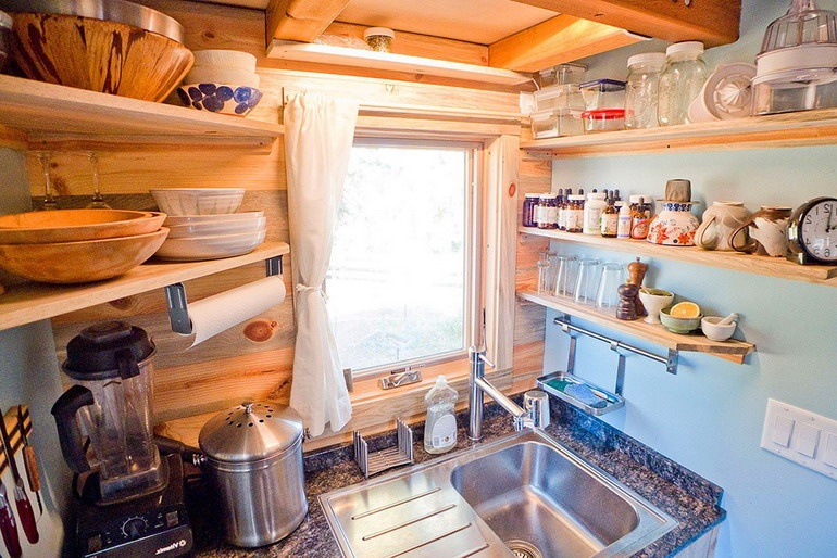 Kompaktowa, ale pojemna kuchnia w kamperie do podróży