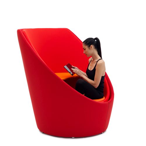 the original cocoon chair Tuttomio from Campeggi with a table