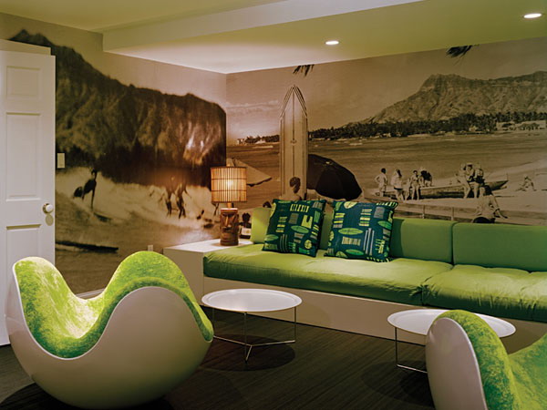 Green shades and photo wallpaper in the interior