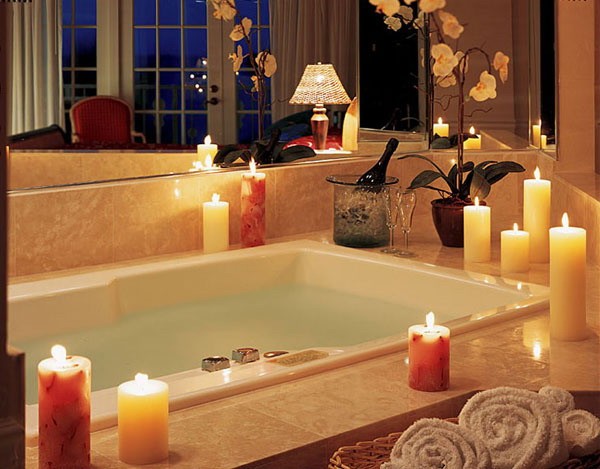 Cómo decorar el baño antes del 8 de marzo: velas alrededor del perímetro y pétalos de rosa y espuma en el agua