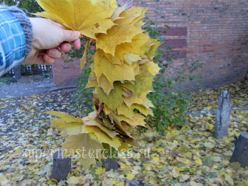 How to weave a wreath of leaves