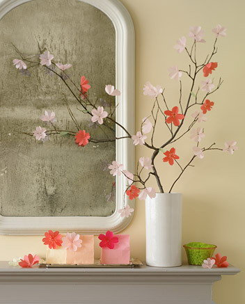 Kvetoucí sakura z papíru a větviček
