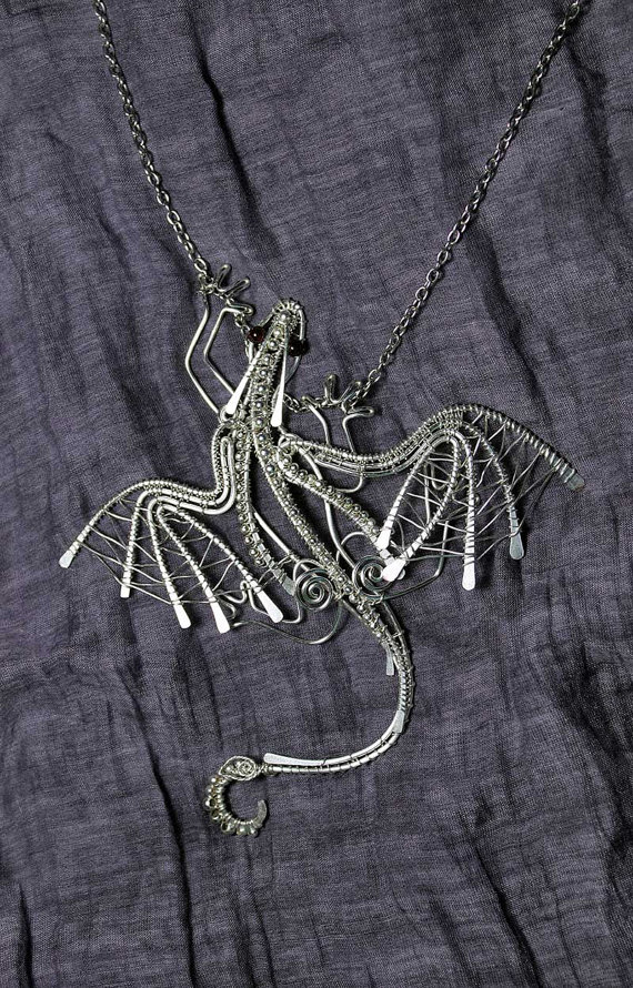 Привлекателен дракон, изработен от тел и мъниста