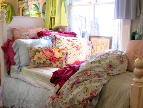 Country spring decor with the help of textiles in the bedroom: bedding, pillows and curtains
