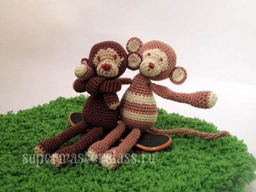 Knitted monkeys with a description