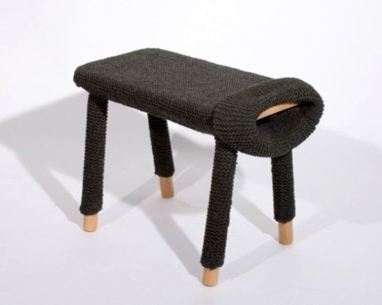 viazaný na stoličku ako sveter
