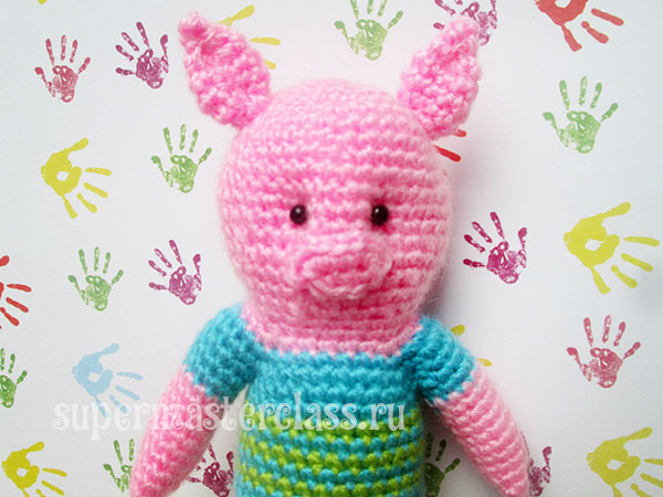 Crochet pig with a scheme