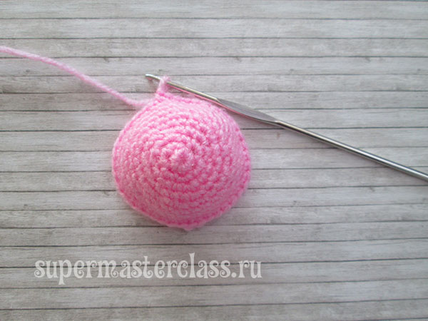 Knitting a crochet piggy of pink yarn