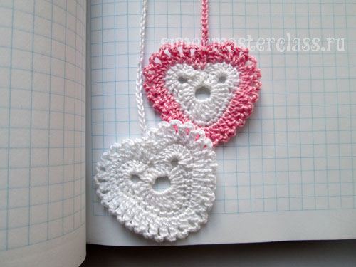 Crochet knitted hearts with a description