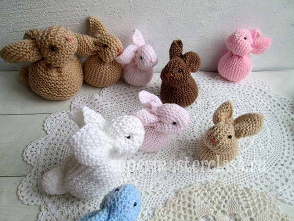 Knitted hares with a description