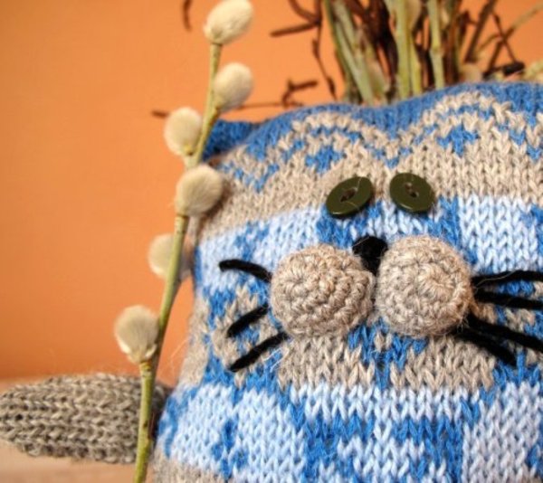 we knit a cat-pillow