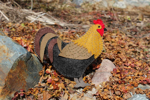 Un patrón de gallo con sus propias manos para coser un símbolo de 2017 de fieltro