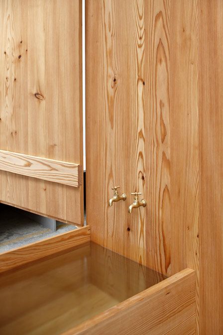 ξύλινο εσωτερικό μπάνιο με ντουλάπα
