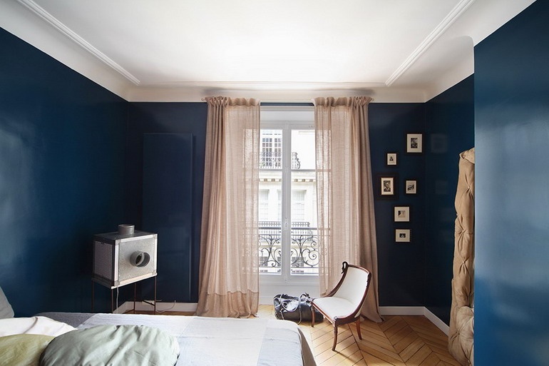 La camera da letto nell'appartamento nello stile della fiaba di Cappuccetto Rosso