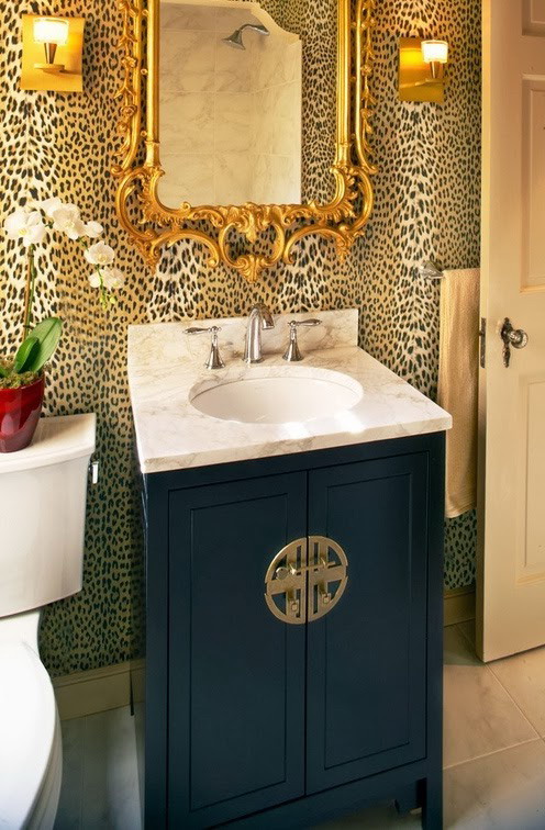 Animal print: Leopard wallpaper in the bathroom
