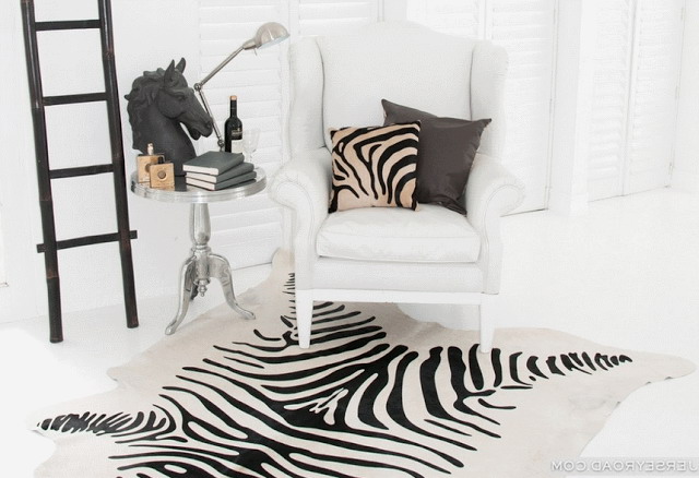 Print zebra in the interior: hide and pillows